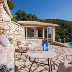 מלון דירות Nestoras 3*